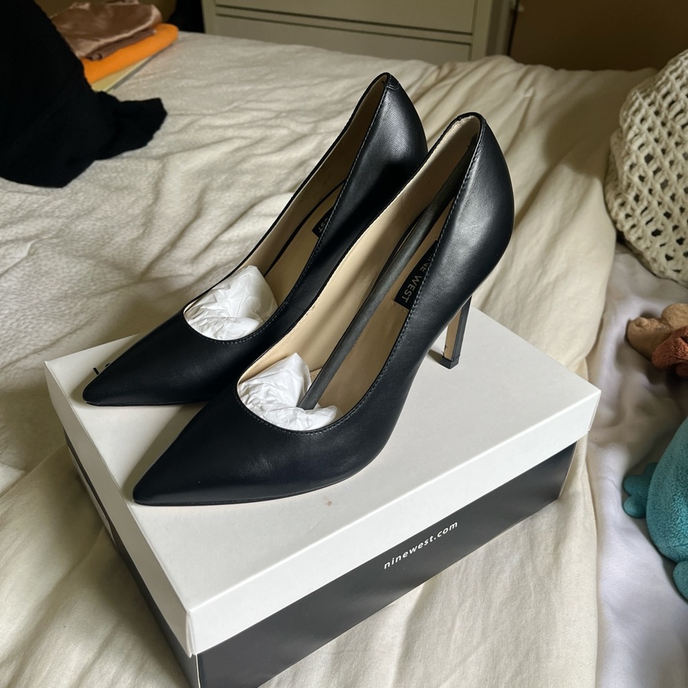 New Nine West Point Toe Pumps